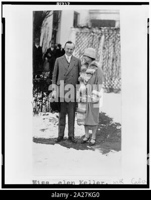 Le président Coolidge et Helen Keller, portrait en pied, debout Banque D'Images