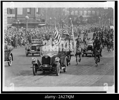 Le président Coolidge et autres équitation dans une voiture pendant le défilé inaugural Banque D'Images