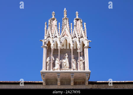 La sculpture de la Sainte Famille sur l'entrée de l'ancien cimetière Monumental. Détail architectural au-dessus de entrée de Camposanto monumentale. Banque D'Images