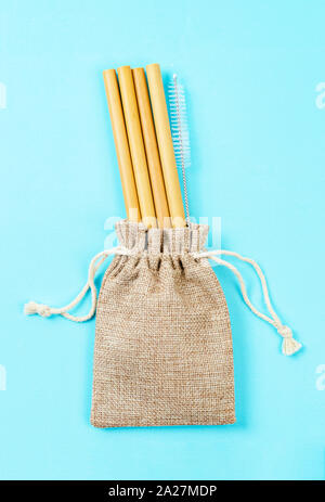 Bambou réutilisables des pailles et brosse de nettoyage dans un sac en coton. Eco friendly concept de vie et concept zéro déchet. Banque D'Images