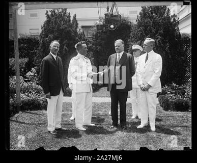 Le président Hoover présente d'or à l'amiral Byrd. Le Contre-amiral Richard E. Byrd reçoit de Président Hoover l'or spéciale de la National Geographic Society à la Maison Blanche aujourd'hui. Sur la photo, de gauche à droite ; Gilbert Grosvener, Président de la National Geographic Society, l'amiral Byrd ; le Président Hoover ; et Ernest Lee Jahnke, Secrétaire adjoint de la Marine Banque D'Images