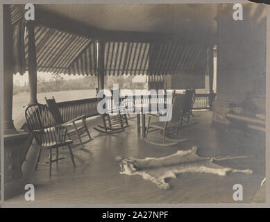 Le président Roosevelt's country home, Sagamore Hill à Oyster Bay, New York, vue du porche avec mountain lion sur le plancher de la peau Banque D'Images