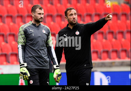 Prague, République tchèque. 06Th Oct, 2019. L-R Gardien Ondrej Kolar et entraîneur de gardien de Stepan Kolar train durant une session de formation du SK Slavia Prague, un jour avant le match de l'UEFA Champions League SK Slavia Prague vs Borussia Dortmund, deuxième tour de groupe de base F, le 1 octobre 2019, à Prague, en République tchèque. Photo : CTK/Vondrous Romain Photo/Alamy Live News Banque D'Images