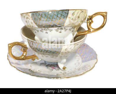 Vintage plateau tasses pile, isolé sur blanc. Belle porcelaine. Banque D'Images