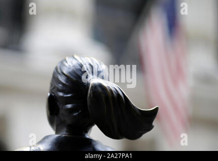 New York, États-Unis. 06Th Oct, 2019. La jeune fille intrépide sculpture en bronze de Kristen Visbal fait face à la Bourse de New York sur Wall Street à New York le mardi, Octobre 1, 2019. Les premiers gains Stocks a donné en arrière le mardi sur la première journée de négociation du quatrième trimestre. Photo de John Angelillo/UPI UPI : Crédit/Alamy Live News Banque D'Images