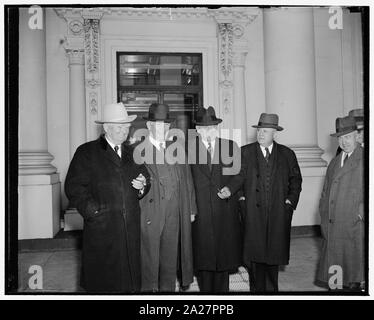 Le président et les dirigeants du Congrès. Washington, D.C., 9 janvier. Le président Roosevelt, aujourd'hui a ravivé son lundi matin Maison Blanche des conférences avec les quatre "grands" du Congrès et leur a lu le message qu'il est écrit sur la défense nationale afin d'être envoyé au Congrès sans doute demain. Quitter la maison blanche sont, de gauche à droite. Vice-président Garner, chef de la majorité au Sénat Barkley, le président et chef de la majorité de la Chambre Bankhead Rayburn, 1/9/39 Banque D'Images