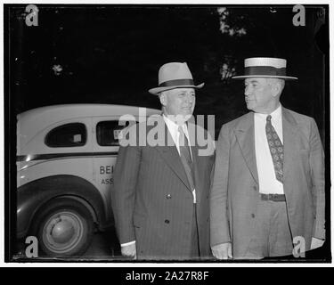 Le président s'entretient avec les dirigeants du Congrès de marbre sur le projet de session extraordinaire. Washington, D.C. le 24 août. Des indications que l'administration soutient le mouvement pour un projet de session supplémentaire du Congrès ont été vues aujourd'hui à la suite d'une conférence entre le chef de la majorité de la Chambre Sam Rayburn, (à gauche) et le chef de la majorité au sénateur Alben W. Barkley. Ils sont indiqués de quitter la Maison Blanche. 8/24/37 Banque D'Images