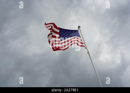 Close up du drapeau américain est forte et fièrement à la réception d'un orage, Dousman, Wisconsin Banque D'Images