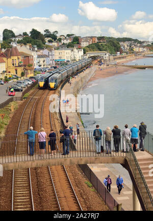 Les trains Great Western Intercity Express passent à Dawlish, dans le sud du Devon, sous la surveillance de personnes sur une passerelle. Banque D'Images