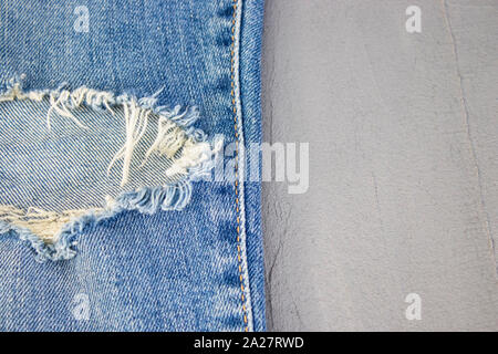 Ripped détruit en jeans bleu lavage fond isolé. Banque D'Images