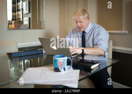 Le Premier ministre Boris Johnson prépare son discours-programme qu'il prononcera demain à la conférence du parti conservateur à Manchester. Banque D'Images