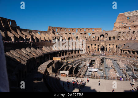 De superbes vues grand angle à l'intérieur du Colisée, Rome montrant les découvertes de tunnels et de salles sous le plancher et de nombreux niveaux. Banque D'Images