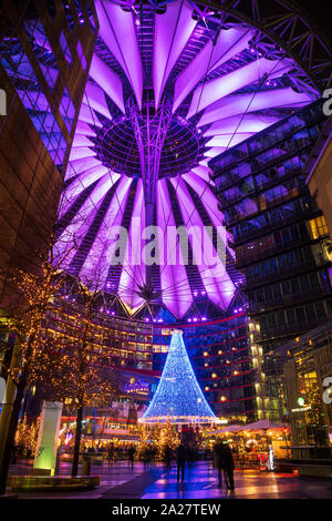 Berlin, Allemagne - le 16 décembre 2018 : Toit et décoration de Noël de Sony Centre immeuble à Potsdamer Platz Banque D'Images