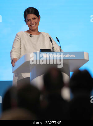 Secrétaire d'accueil Priti Patel faire son discours lors de la conférence du parti conservateur à Manchester le Centre de Convention. Banque D'Images