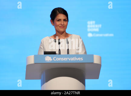 Secrétaire d'accueil Priti Patel faire son discours lors de la conférence du parti conservateur à Manchester le Centre de Convention. Banque D'Images