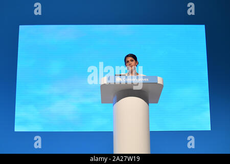 Secrétaire d'accueil Priti Patel faire son discours lors de la conférence du parti conservateur à Manchester le Centre de Convention. Banque D'Images