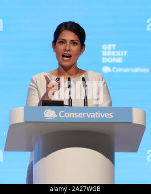 Secrétaire d'accueil Priti Patel faire son discours lors de la conférence du parti conservateur à Manchester le Centre de Convention. Banque D'Images