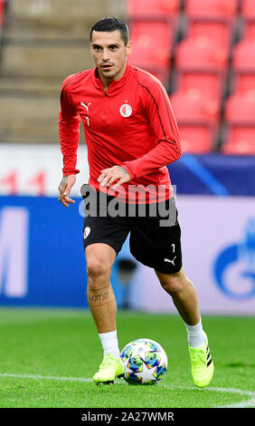 Nicolae Stanciu trains pendant une session de formation de SK Slavia Prague, un jour avant le match de l'UEFA Champions League SK Slavia Prague vs Borussia Dortmund, deuxième tour de groupe de base F, le 1 octobre 2019, à Prague, en République tchèque. (CTK Photo/Roman Vondrous) Banque D'Images