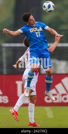 L'UCLA Marcony Pimentel (17) à la tête de la balle contre UI's Thomas Warr (9), Dimanche, 2 septembre, 2019 à Armstrong Stadium à Bloomington, Indiana. Ui a gagné contre UCLA 2-1 après Jack Maher's but pendant double prolongation. Banque D'Images