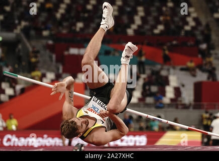 Doha, Qatar. 06Th Oct, 2019. L'athlétisme, les Championnats du monde, Championnats du monde IAAF, Khalifa International Stadium : Mateusz Przybylko de l'Allemagne est en train de briser le bar à la qualification. Crédit : Michael Kappeler/dpa/Alamy Live News Banque D'Images