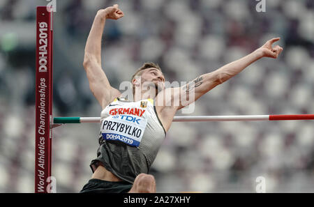 Doha, Qatar. 06Th Oct, 2019. L'athlétisme, les Championnats du monde, Championnats du monde IAAF, Khalifa International Stadium : Mateusz Przybylko de l'Allemagne est en train de briser le bar à la qualification. Crédit : Michael Kappeler/dpa/Alamy Live News Banque D'Images