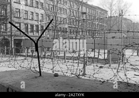 Mauer und Grenzanlagen in der Nähe der Bernauer Straße à Berlin, Deutschland 1963. Mur et les installations frontalières près de la rue Bernauer Strasse à Berlin, Allemagne, 1963. Banque D'Images