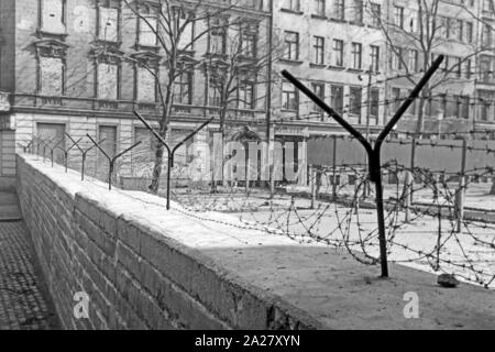 Mauer und Grenzanlagen in der Nähe der Bernauer Straße à Berlin, Deutschland 1963. Mur et les installations frontalières près de la rue Bernauer Strasse à Berlin, Allemagne, 1963. Banque D'Images