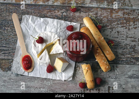 Le camembert avec sauce aux framboises et grossini bâtons. Kéto friendly. Ambiance italienne. Focus sélectif. Macro. S Banque D'Images