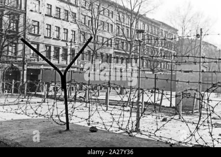 Mauer und Grenzanlagen in der Nähe der Bernauer Straße à Berlin, Deutschland 1963. Mur et les installations frontalières près de la rue Bernauer Strasse à Berlin, Allemagne, 1963. Banque D'Images