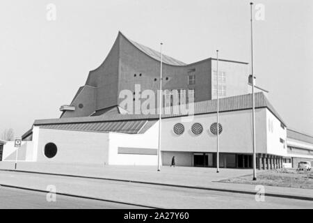 Das Studio für elektroakustische Musik, neben der Akademie der Künste im Hanseatenweg à Berlin, Deutschland 1963. Studio pour electro acoustic music à côté de l'Académie des arts à l'Hanseatenweg à Berlin, Allemagne, 1963. Banque D'Images