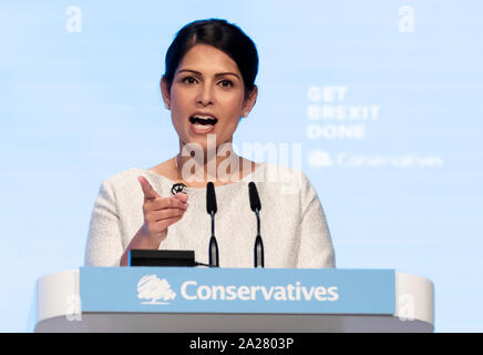 Secrétaire d'accueil Priti Patel faire son discours lors de la conférence du parti conservateur à Manchester le Centre de Convention. Banque D'Images