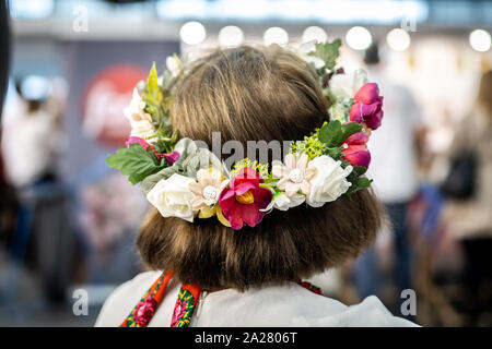 Polish woman in traditional Polish folk dress portant une couronne de fleurs. Banque D'Images