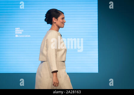 Secrétaire d'accueil Priti Patel après avoir fait son discours lors de la conférence du parti conservateur à Manchester le Centre de Convention. Banque D'Images