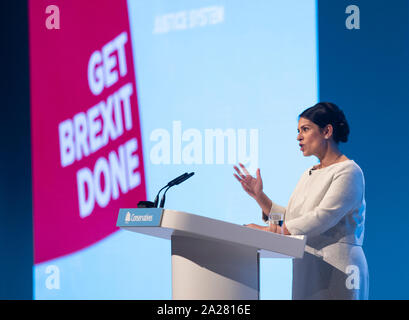 Secrétaire d'accueil Priti Patel faire son discours lors de la conférence du parti conservateur à Manchester le Centre de Convention. Banque D'Images