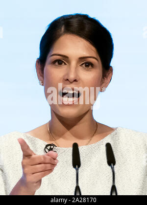 Secrétaire d'accueil Priti Patel faire son discours lors de la conférence du parti conservateur à Manchester le Centre de Convention. Banque D'Images