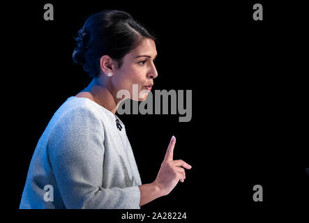 Secrétaire d'accueil Priti Patel faire son discours lors de la conférence du parti conservateur à Manchester le Centre de Convention. Banque D'Images