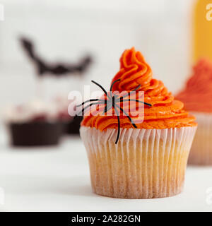 Tasty cup cake avec décoration de citrouille saison Banque D'Images