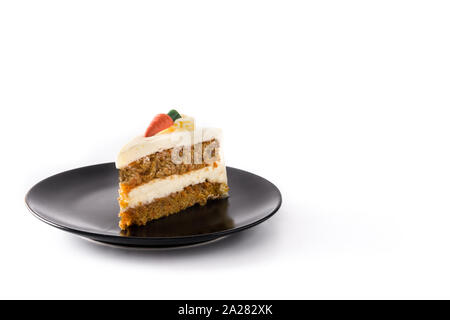 Sweet gâteau aux carottes tranche sur une plaque isolé sur fond blanc. Copy space Banque D'Images