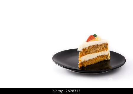 Sweet gâteau aux carottes tranche sur une plaque isolé sur fond blanc. Copy space Banque D'Images