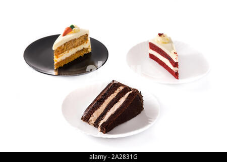 Assortiment de tranches de gâteau de bonbons. Chocolat, gâteau de carotte et de velours tranches isolé sur fond blanc Banque D'Images