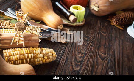 Joyeux Thanksgiving Day background, table en bois décoré de citrouilles, de rafles, de vin, les bougies et les feuilles d'automne. Le concept de la récolte et de l'automne c Banque D'Images