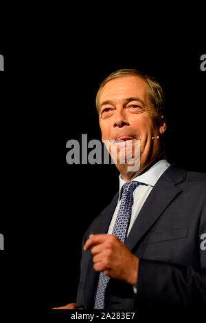 Nigel Farage, député européen, chef de parti, de parler à un Brexit Partie rassemblement à l'Event Center de Kent dans son régiment de Maidstone, Kent, Banque D'Images