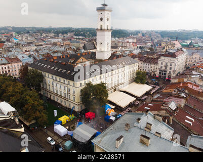 Lviv, Ukraine - septembre 7, 2019 : Vue aérienne de la place centrale avec clocher couvert temps de pluie Banque D'Images