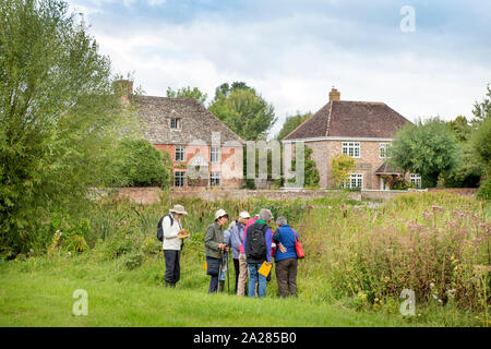 Un groupe de marche pause de l'étang dans le village de Frampton-on-Severn, Gloucestershire UK Banque D'Images