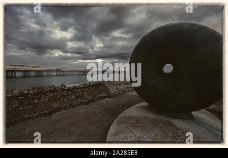 Palace Pier et la statue de bronze à flot, Brighton, East Sussex, Angleterre, Royaume-Uni. Circa 1980 Banque D'Images