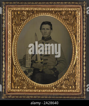 Salle Henry Augustus Moore de Co. F, 15e Régiment d'infanterie du Mississippi, avec de l'artillerie épée courte et panneau de Jeff Davis et le Sud ! Banque D'Images