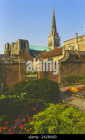 La Cathédrale de Chichester vue de Bishop's Palace Gardens, West Sussex, England, UK Banque D'Images