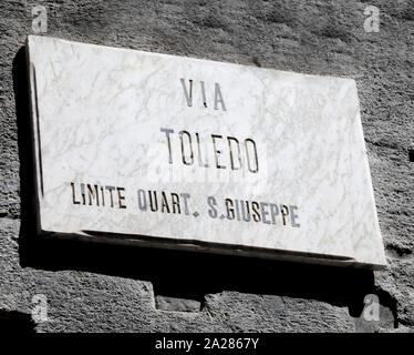 Le nom de la rue de Naples en Italie appelé via la route principale de la ville italienne Banque D'Images