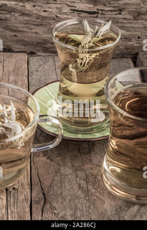 Thé de sauge naturelle dans les verres sur la table en bois avec copie espace Banque D'Images