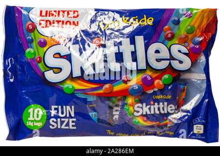 Bonbons bonbons Skittles Darkside limited edition 10 fun sacs taille isolé sur fond blanc bonbons à mâcher dans un shell avec des saveurs de Sucre Banque D'Images